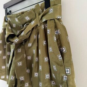 ANN TAYLOR FACTORY OLIVE GREEN PRINT BELTED SHORTS SIZE 2